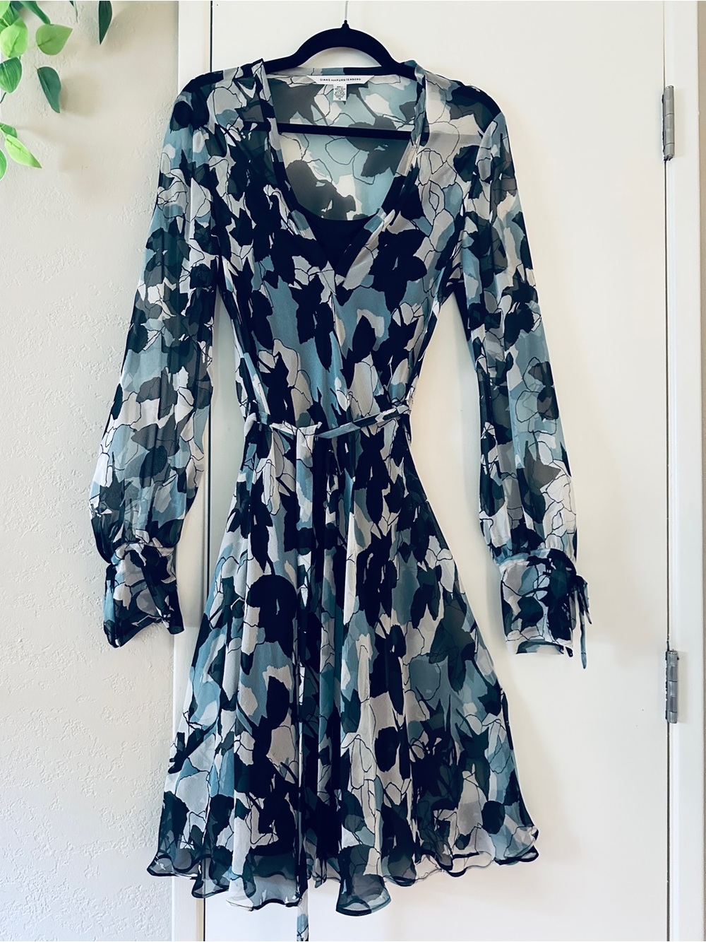 DVF Silk Wrap Dress “Lauralee”Teal, Black & White Long-Sleeve Floral Size 10
